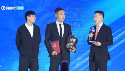 stake-五届“中国金球奖”得主武磊为两届“中国金球奖”吴曦颁奖